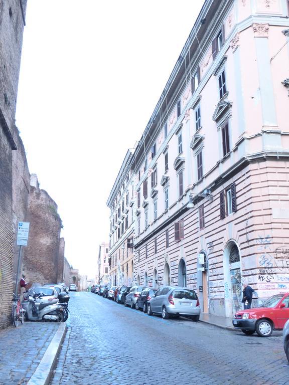 Between Termini & Colosseo Rome Extérieur photo